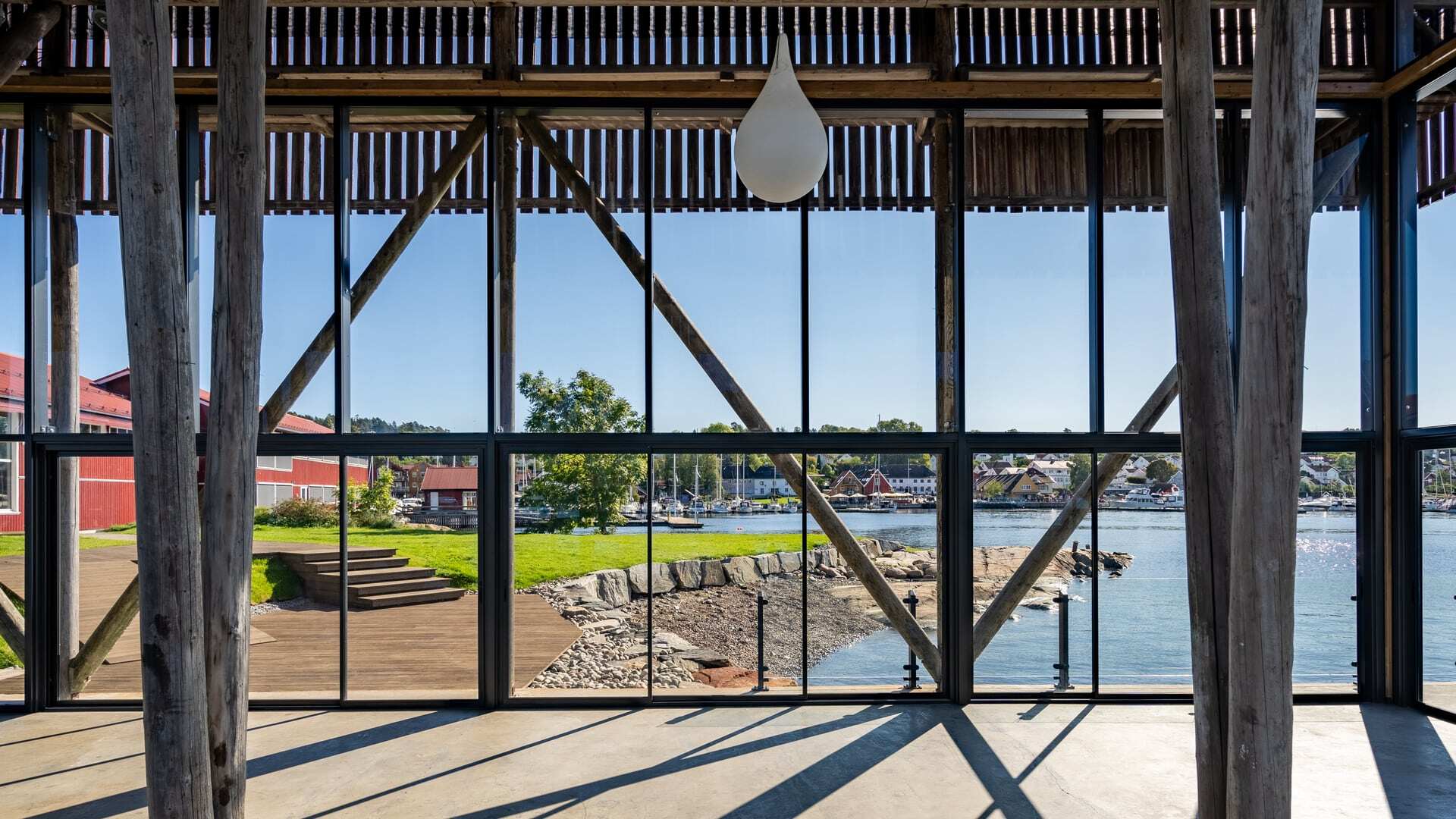 Garnt&oslash;rka i Son har blitt bygget inn med speilvendte glassfasader fra Sch&uuml;co