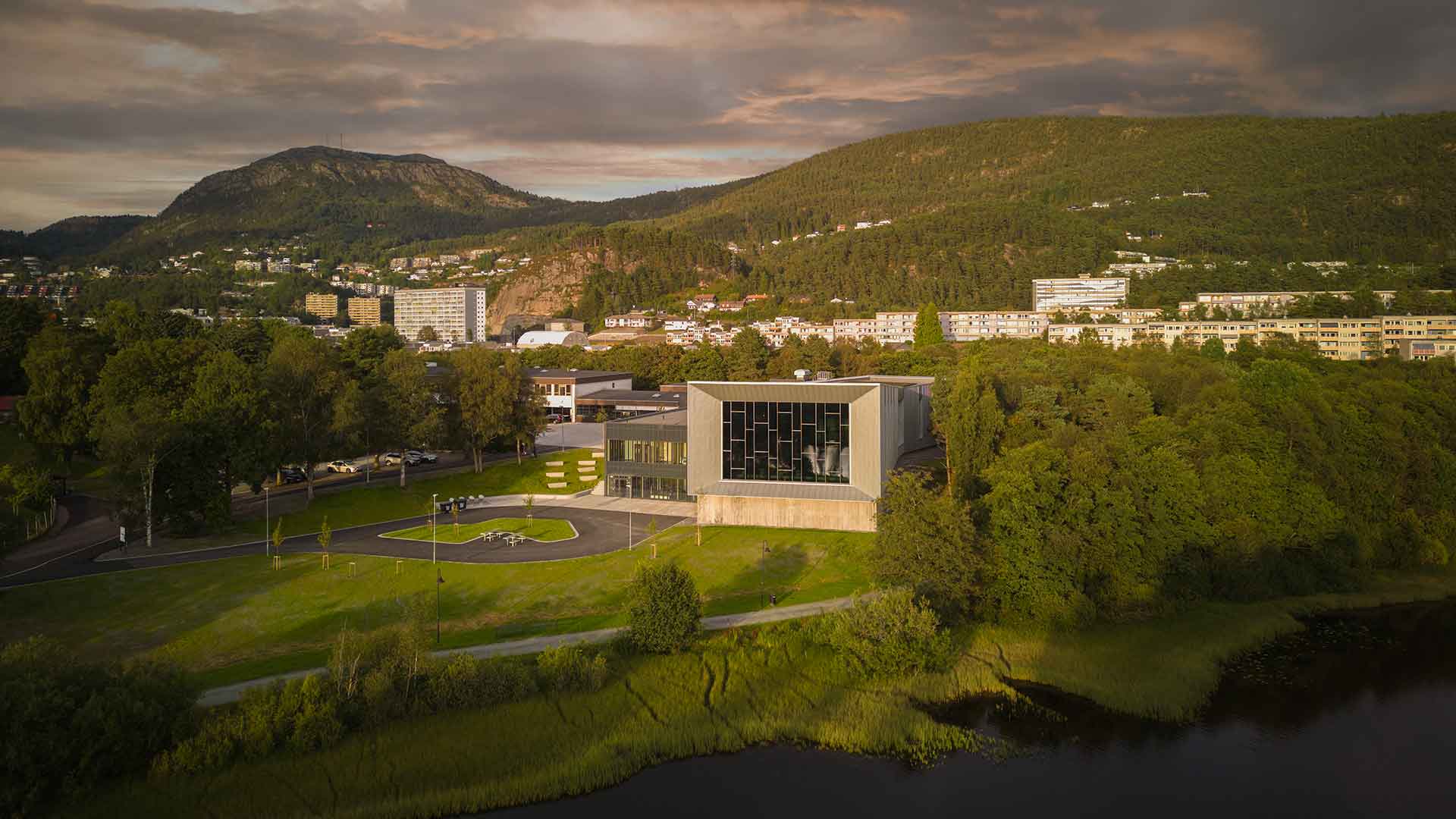 Ortun sv&oslash;mmeanlegg integrert i naturen rundt