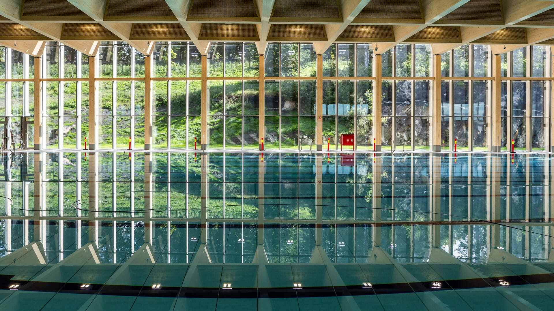 Bassenget i nye T&oslash;yenbadet med glassfasader